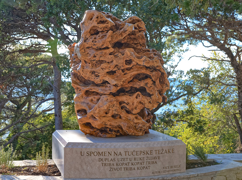 Monument - In honor of Tučepi land workers